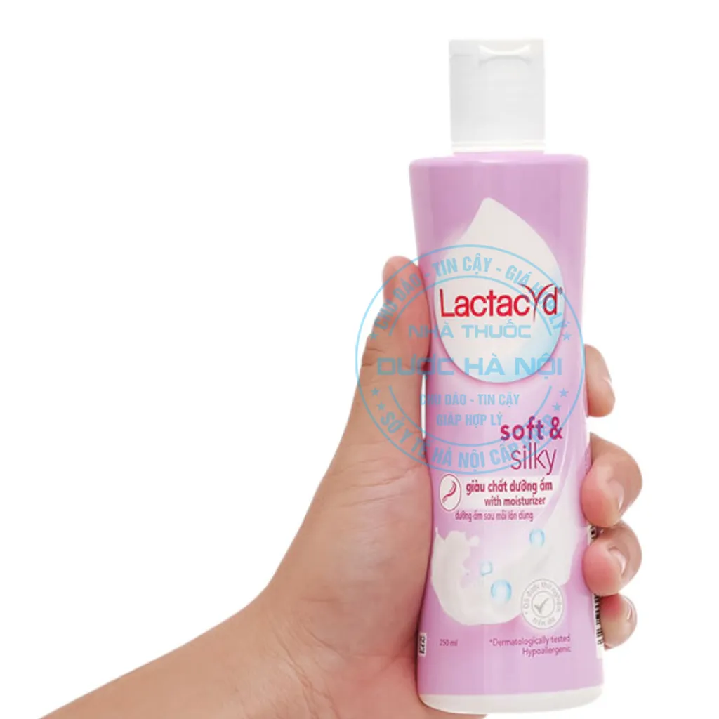 Dung dịch vệ sinh phụ nữ Lactacyd Soft & Silky